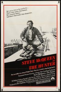 9b431 HUNTER 1sh '80 great image of bounty hunter Steve McQueen!