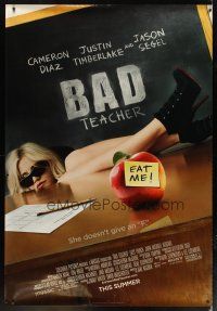9c491 BAD TEACHER DS bus stop '11 great image of sexy Cameron Diaz behind desk with shades!