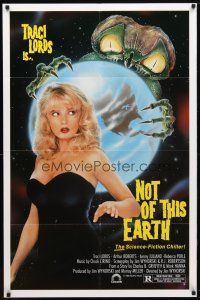 9h570 NOT OF THIS EARTH 1sh '88 Traci Lords, artwork of creepy bug-eyed alien!