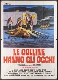 9s053 HILLS HAVE EYES Italian 2p '78 Wes Craven, completely different art of family & dead guy!