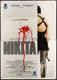 9s068 LA FEMME NIKITA Italian 2p '90 Luc Besson, sexy Anne Parillaud with gun from behind!