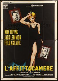 9s083 NOTORIOUS LANDLADY Italian 2p '62 different art of sexy Kim Novak w/ gun + Lemmon & Astaire!