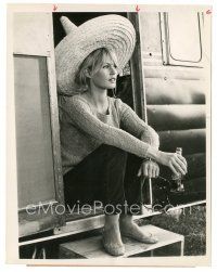 9t390 BRIGITTE BARDOT 7x9 news photo '65 the sexy French star wearing souvenir sombrero!