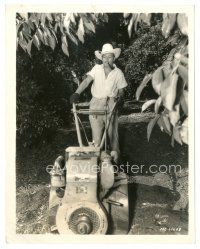 9t124 FIREFLY candid 8x10 still '37 Warren William takes a day off to relax at his home!
