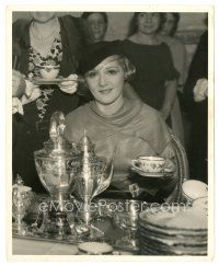 9t739 MARY PICKFORD 8x10 still '35 great c/u of the star actress pouring tea at a reception!