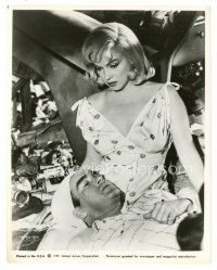 9t753 MISFITS 8x10 still '61 c/u of Montgomery Clift laying on sexy Marilyn Monroe's lap!