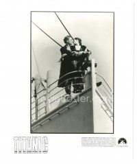 9t940 TITANIC 8x10 still '97 classic image of Leonardo DiCaprio & Kate Winslet on front of ship!