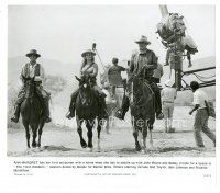9t278 TRAIN ROBBERS candid 8x9.25 still '73 John Wayne & Ann-Margret filmed on horseback!