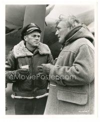 9t288 WAR LOVER candid 8x10 still '62 director Philip Leacock with Steve McQueen on location!