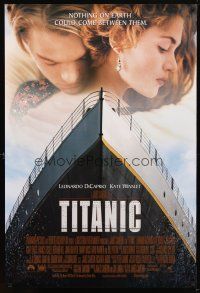 9w780 TITANIC DS 1sh '97 great romantic image of Leonardo DiCaprio & Kate Winslet, James Cameron
