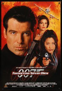9w784 TOMORROW NEVER DIES video 1sh '97 Pierce Brosnan as Bond, Michelle Yeoh, sexy Teri Hatcher!