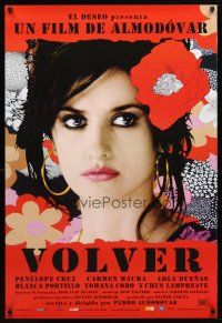 9w822 VOLVER Spanish/U.S. style A int'l DS 1sh '07 Almodovar, sexy Penelope Cruz surrounded by flowers!