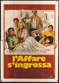 1d068 MASCHIO LATINO CERCASI Italian 2p '76 wacky art of top cast in hospital bed!