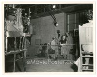 1h015 BEGINNING OR THE END candid 8x10 still '47 Robert Walker & Audrey Totter wait for the camera!