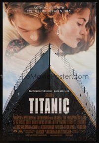 1j782 TITANIC DS 1sh '97 great romantic image of Leonardo DiCaprio & Kate Winslet, James Cameron
