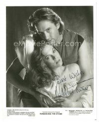 1r0611 KATHLEEN TURNER signed 8x10 still '84 c/u with Michael Douglas in Romancing the Stone!
