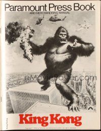 3a0926 KING KONG pressbook '76 John Berkey art of BIG Ape on the Twin Towers!