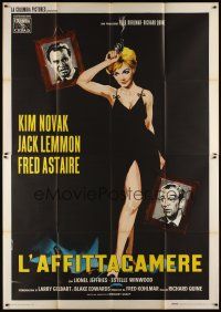 3c086 NOTORIOUS LANDLADY Italian 2p '62 different art of sexy Kim Novak w/ gun + Lemmon & Astaire!
