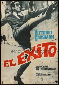 3e034 IL SUCCESSO Spanish '63 wacky image of Vittorio Gassman high kicking!