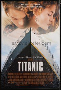 3f771 TITANIC DS 1sh '97 great romantic image of Leonardo DiCaprio & Kate Winslet, James Cameron