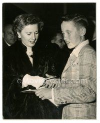 3k060 BARBARA STANWYCK 7.75x9.5 news photo '40s signing an autograph for a young fan!