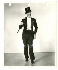 3k064 BARKLEYS OF BROADWAY 8x10 key book still '49 full-length Fred Astaire in tuxedo & top hat!
