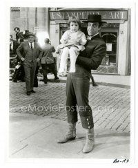 3k105 BOBO candid 8.25x10 still '67 Peter Sellers on set holding his three-year-old daughter!