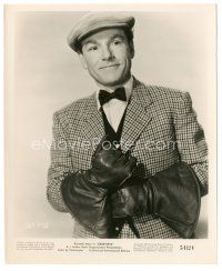 3k301 GENEVIEVE 8.25x10 still '54 c/u of Kenneth More wearing driving gloves, car racing classic!