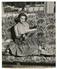 3k471 JOANNE DRU 8.25x10 still '51 candid portrait sitting on couch reading at home!