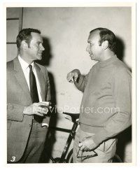 3k674 OUT-OF-TOWNERS candid 8.25x10 still '70 Jack Lemmon & writer Neil Simon between scenes!
