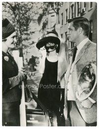 4p521 BREAKFAST AT TIFFANY'S German 7.25x9.5 still '62 sexy Audrey Hepburn between Peppard & Neal!