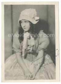 4t245 DOROTHY GISH signed deluxe 5x7 still '23 great close up wearing cute dress & bonnet!