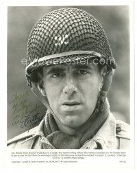 4t323 Elliott Gould signed 8x10.25 still '76 close up wearing helmet from A Bridge Too Far!