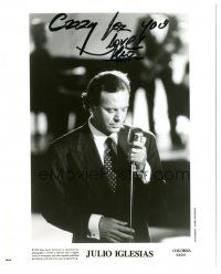 4t392 JULIO IGLESIAS signed 8x10 music publicity still '94 c/u of the Spanish singer at microphone!