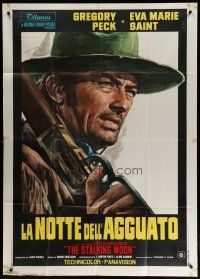 4w541 STALKING MOON Italian 1p '68 cool different close up art of Gregory Peck with rifle!