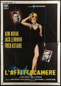 5b184 NOTORIOUS LANDLADY Italian 2p '62 different art of sexy Kim Novak w/ gun + Lemmon & Astaire!