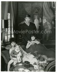 5k702 OUR MAN FLINT candid 7.25x9.25 still '66 James Coburn at home with his wife & two kids!