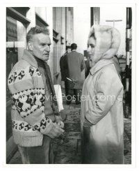 5k942 V.I.P.S candid 8.25x10 still '63 Elizabeth Taylor & director Anthony Asquith between scenes!