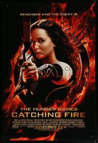 5p385 HUNGER GAMES: CATCHING FIRE advance DS 1sh '13 close-up of Jennifer Lawrence w/bow!