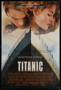 5p771 TITANIC DS 1sh '97 great romantic image of Leonardo DiCaprio & Kate Winslet, James Cameron