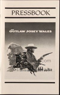 5z780 OUTLAW JOSEY WALES pressbook '76 Clint Eastwood is an army of one, cool double-fisted artwork!