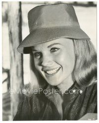6c204 CARROLL BAKER 7.5x9.5 still '65 great smiling portrait wearing hat from Mister Moses!