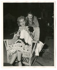 6c385 GOLD RUSH MAISIE deluxe candid 8x10 still '40 Sothern takes over Weidler's knitting on set!