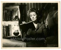 6c404 GREER GARSON 8.25x10 still '42 great close up reading book by lamp from Mrs. Miniver!