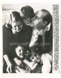 6c465 INGRID BERGMAN 7.25x9 news photo '57 with husband Roberto Rossellini, Isabella & other kids!