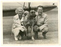 6c477 JAMES DUNN/PATSY LEE 7x9.25 news photo '35 with his Great Dane & he's almost a flyer!