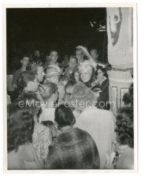 6c487 JAYNE MANSFIELD/MICKEY HARGITAY 8x10 still '60s the celebrity couple surrounded by fans!