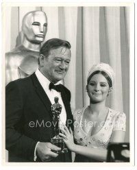 6c504 JOHN WAYNE/BARBRA STREISAND 8.25x10 still '69 together on stage at the Academy Awards!