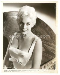 6c526 KIM NOVAK 8x10.25 still '59 the sexy blonde in low-cut dress from Middle of the Night!