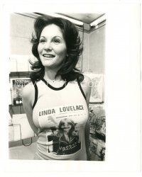 6c557 LINDA LOVELACE 8.25x10 still '74 in great T-shirt, wanting to do a Busby Berkeley porno!